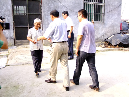 愛心行動之不離不棄人間情　　傳遞關(guān)愛在行動
